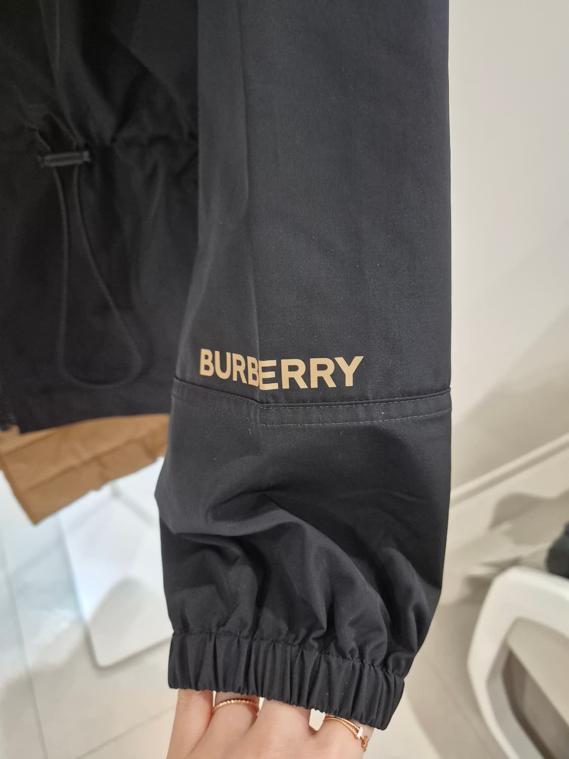 새상품))버버리 뉴BIRLEY 드로스트링 후드 자켓 블랙 상품이미지4