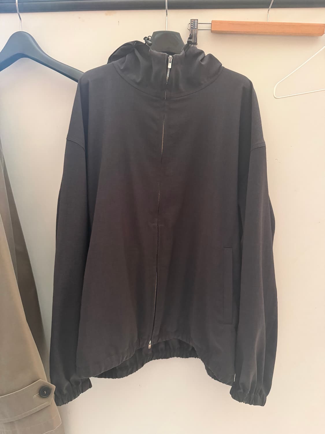 요코사카모토 26ss 후드자켓 차콜 상품이미지1