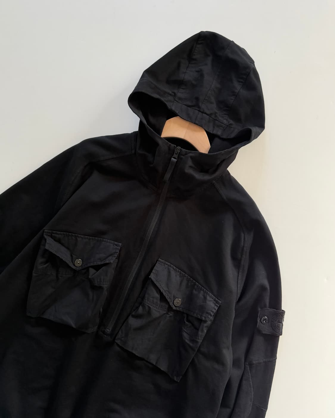 Stone-Island 스톤 아일랜드 고스트와펜 블랙컬러 투포켓 아노락  상품이미지4