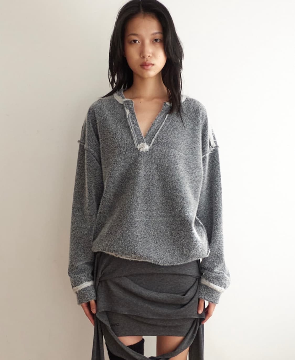 Cerric 세릭 Furry V-Neck Sweatshirt 상품이미지1