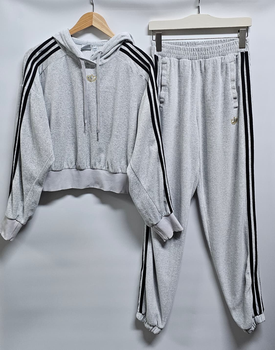 아디다스 여성 벨벳 크롭 조거팬츠 셋업 상품이미지1