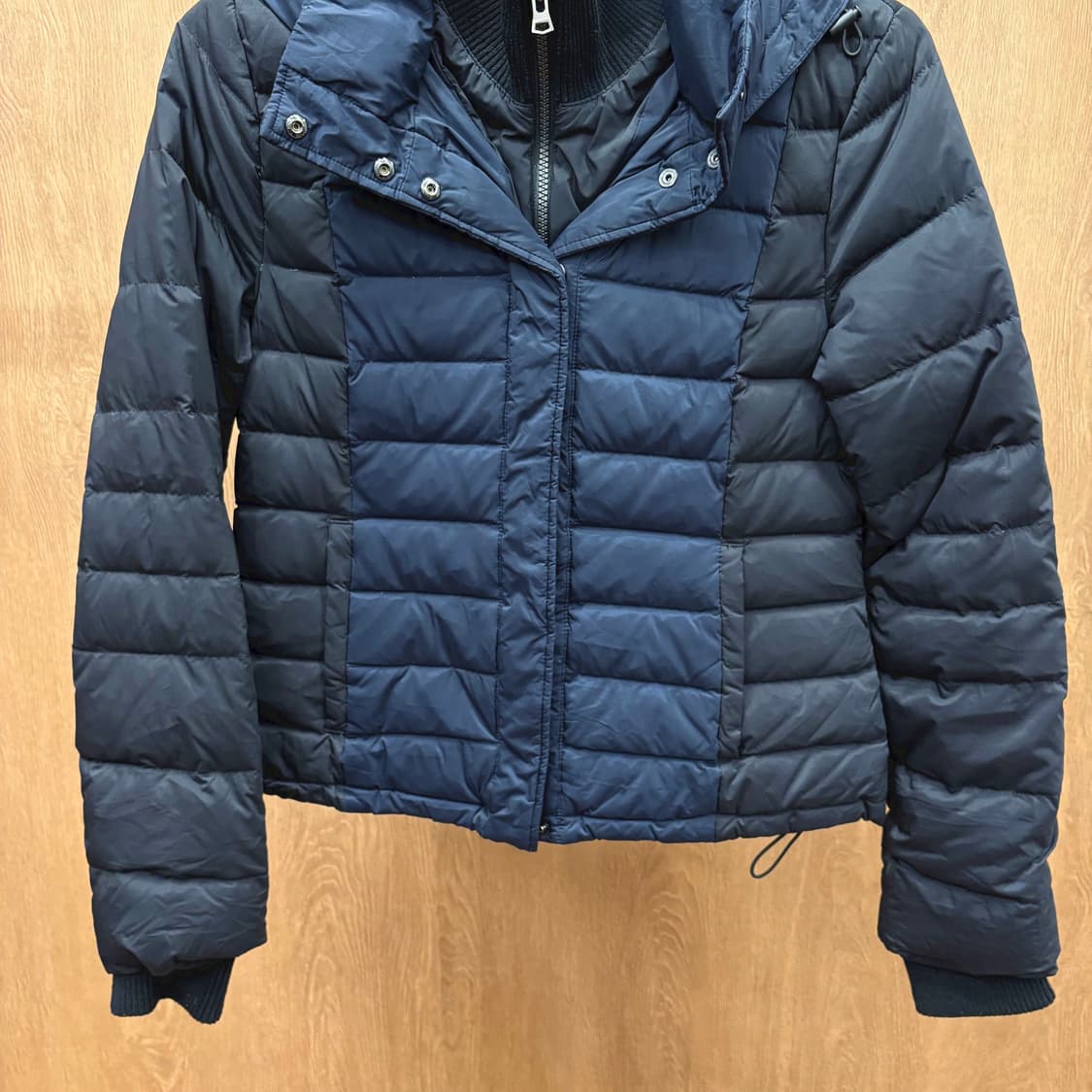 띠어리 하이넥 후드 숏 패딩 점퍼 스퀘어 퀄팅 밑단 스트링 디테일 블랙 상품이미지5