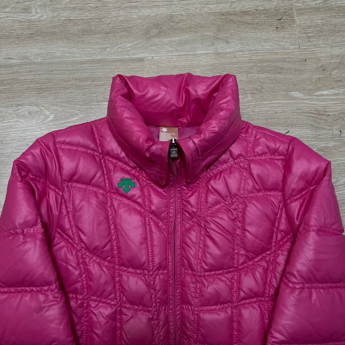 데상트 여성 덕다운 스탠드넥 경량 패딩 점퍼 [핑크] S/85 상품이미지2