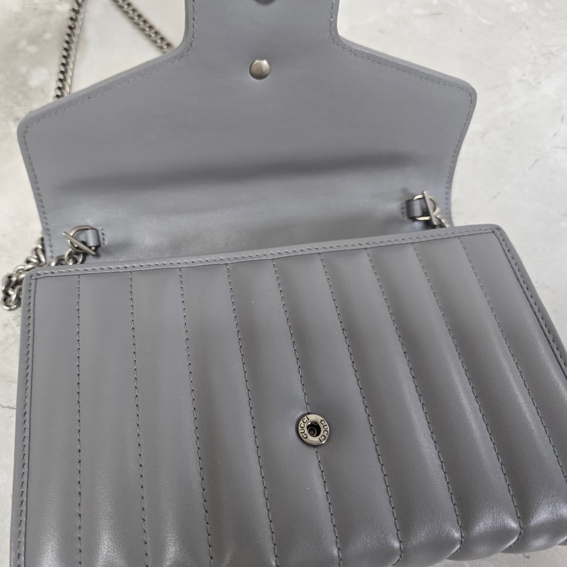 구찌 GG 마몬트 마틀라쎄 체인 숄더백 판매 상품이미지6