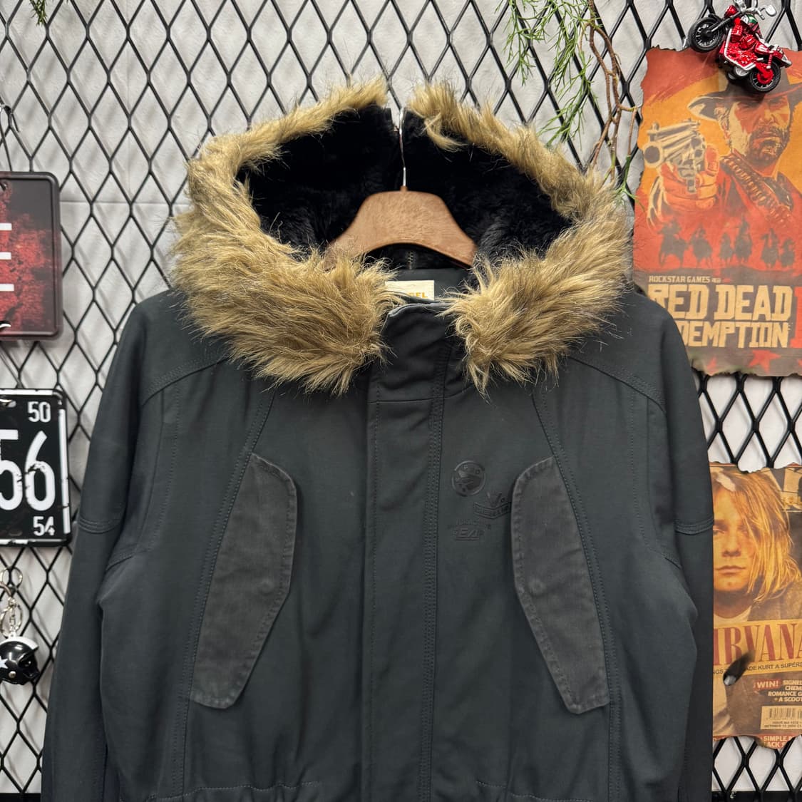 디젤 퍼트리밍 후드 롱 필드파카 코트 전면 로고플레이 포인트 카키 상품이미지3