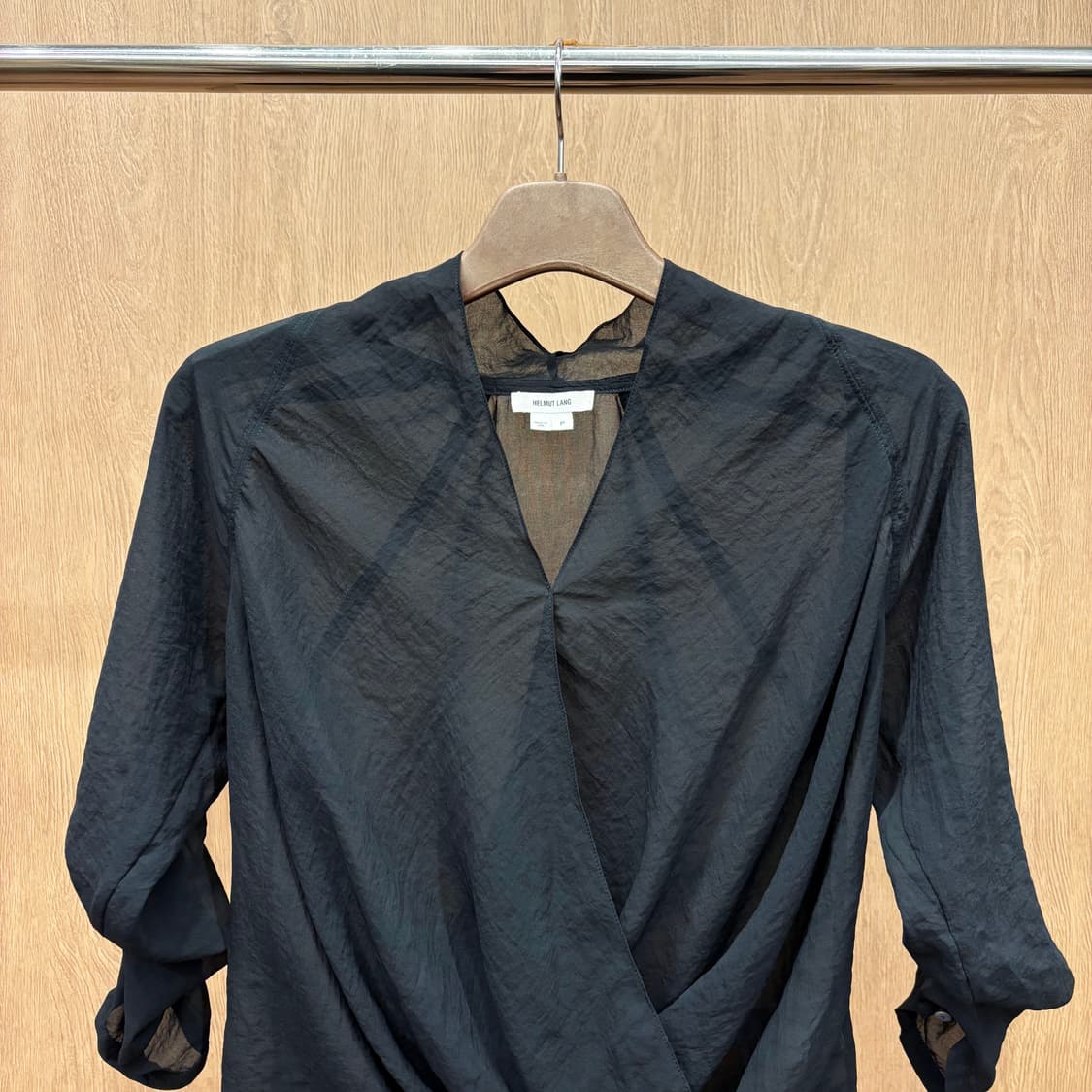  헬무트랭 시스루 블라우스 브이넥 밑단 셔링 소매 버튼 디테일 블랙 상품이미지4