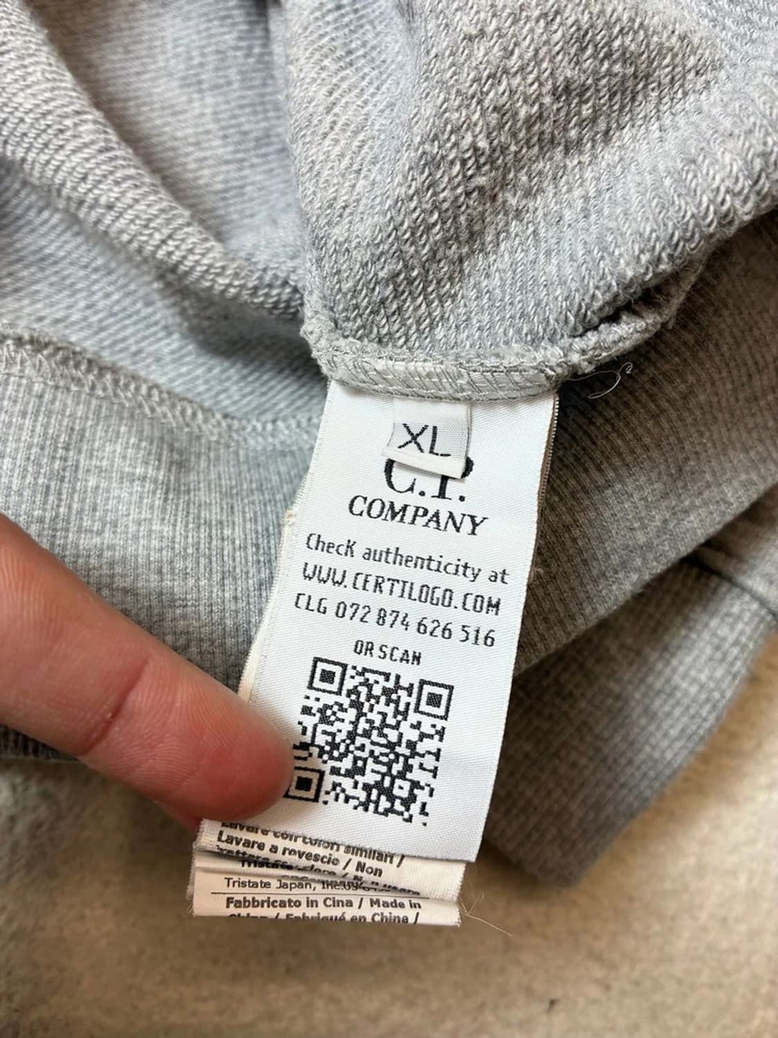 cp컴퍼니 시그니처 렌즈 로고 후드티 PN7401 상품이미지9