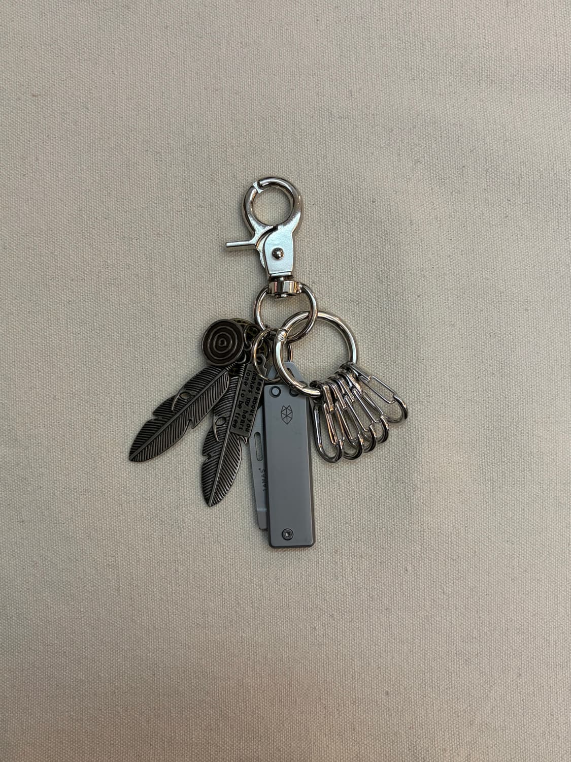 MIDNIGHT FEATHER UTILITY KEYRING 상품이미지1