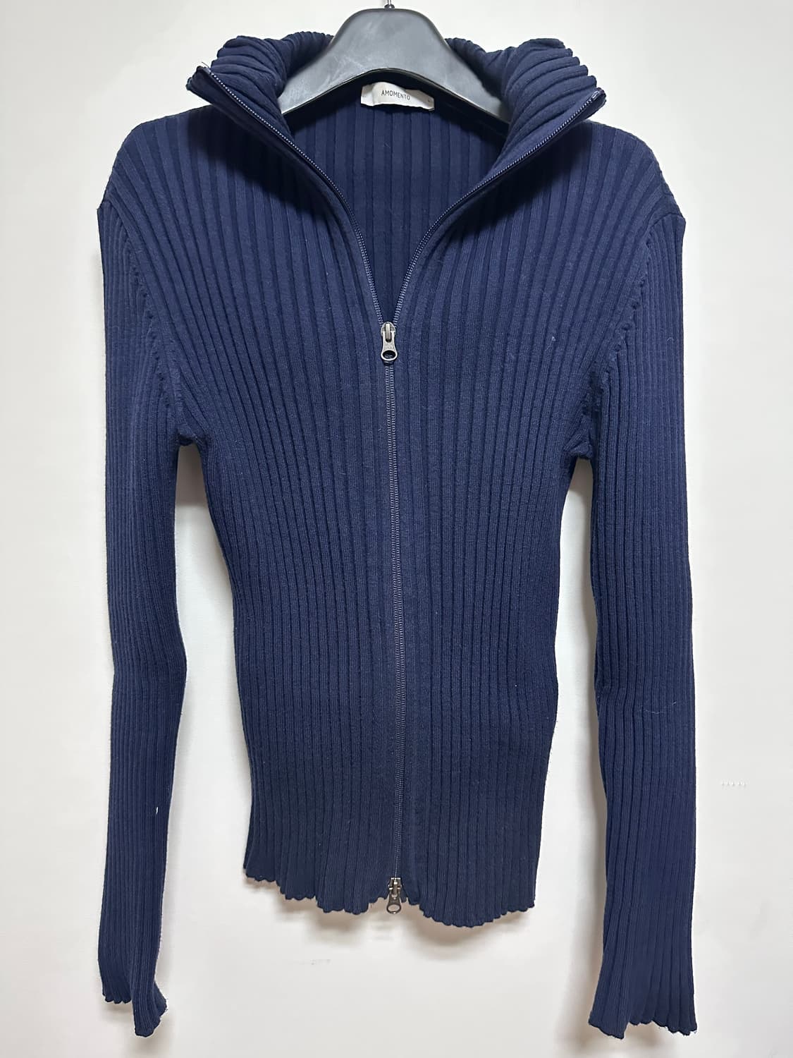 아모멘토 하이넥  립 니트집업 네이비 상품이미지4