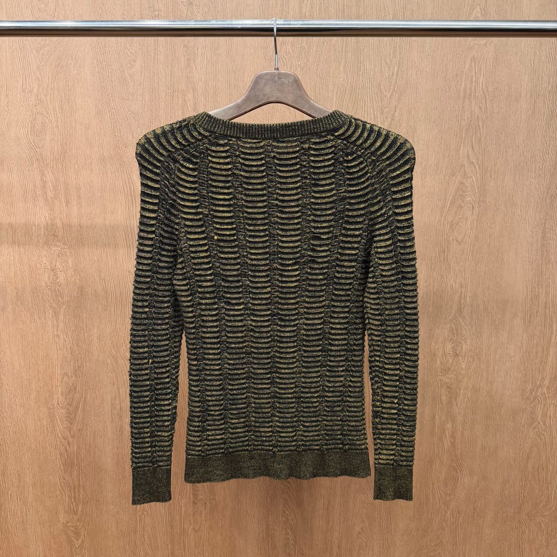 발망 긴팔 니트 골드 메탈릭 립 텍스처 숄더 버튼 디테일 슬림핏 블랙 상품이미지3