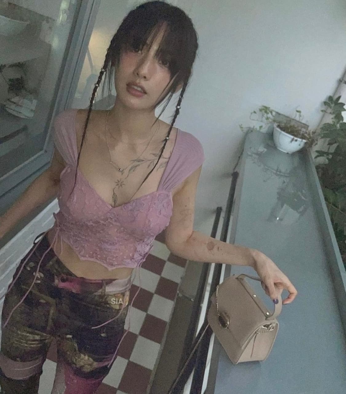 샵사이다 플로럴 레이스 드로스트링 슬리브리스 블라우스 나나 상품이미지4