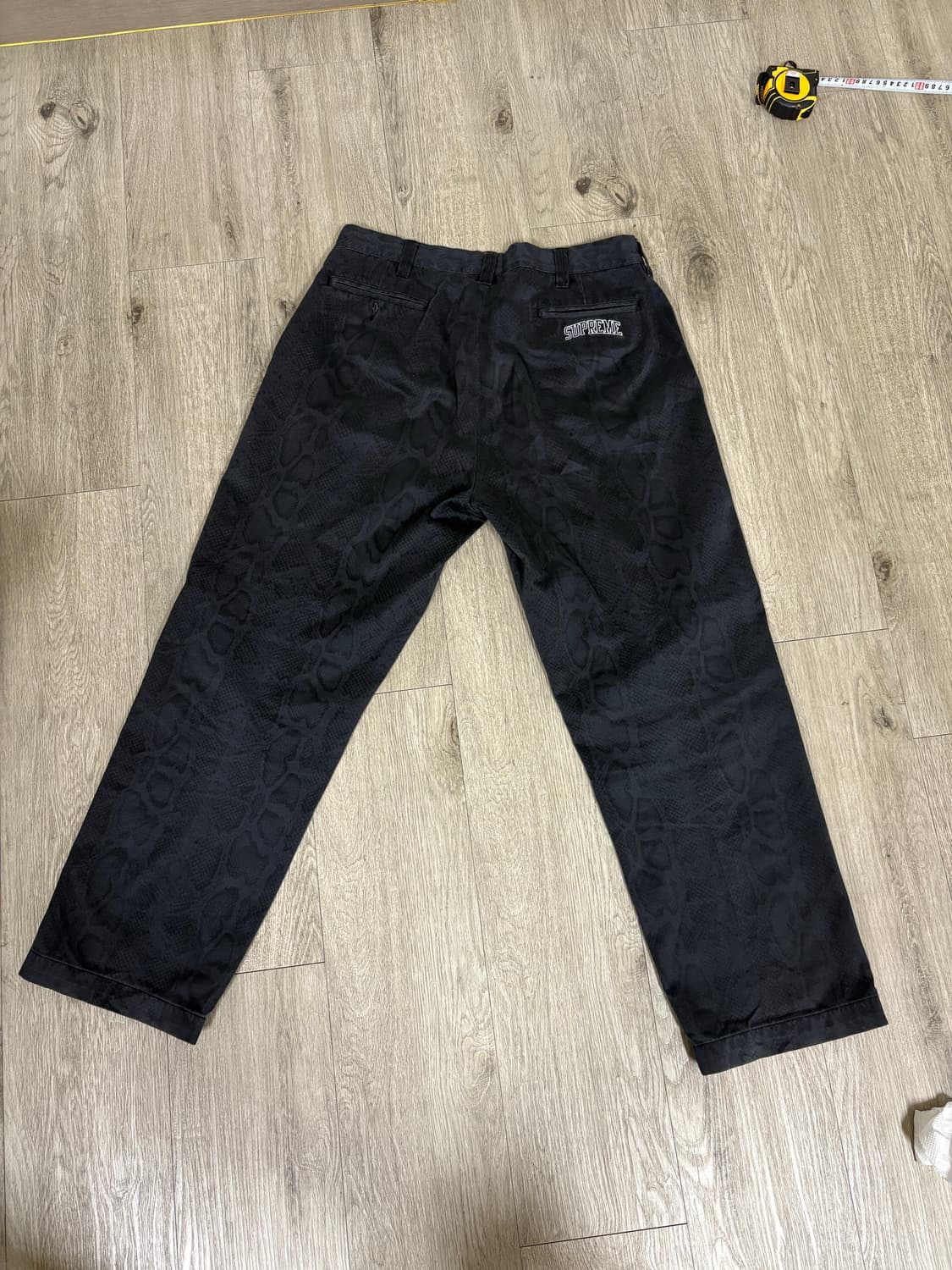 24ss 슈프림 스네이크 프린트 치노팬츠 상품이미지4