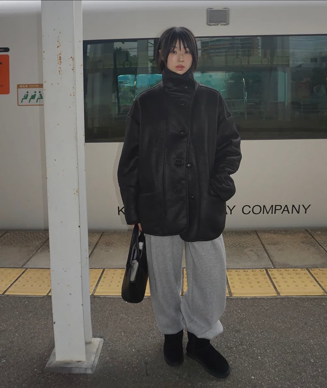 무드인사이드 우먼 더스크 하이 무스탕 하프 코트_Black  상품이미지1