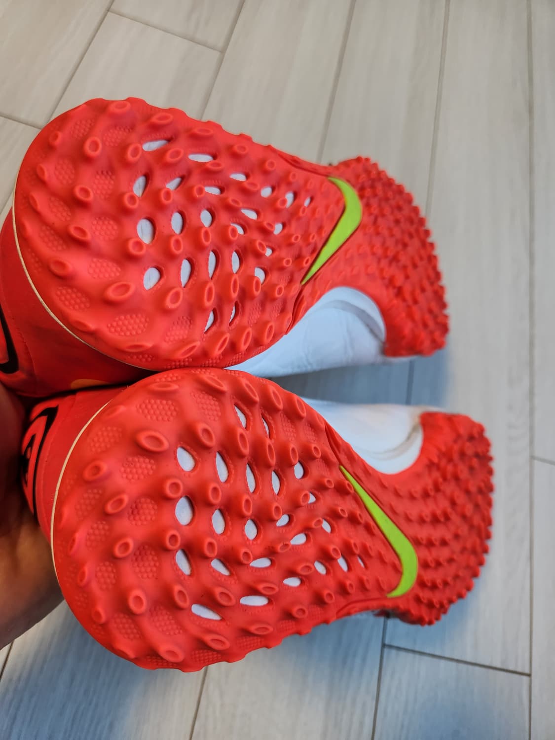 나이키 티엠포 레전드 9 아카데미 TF DA1191-176 사이즈265
 상품이미지7