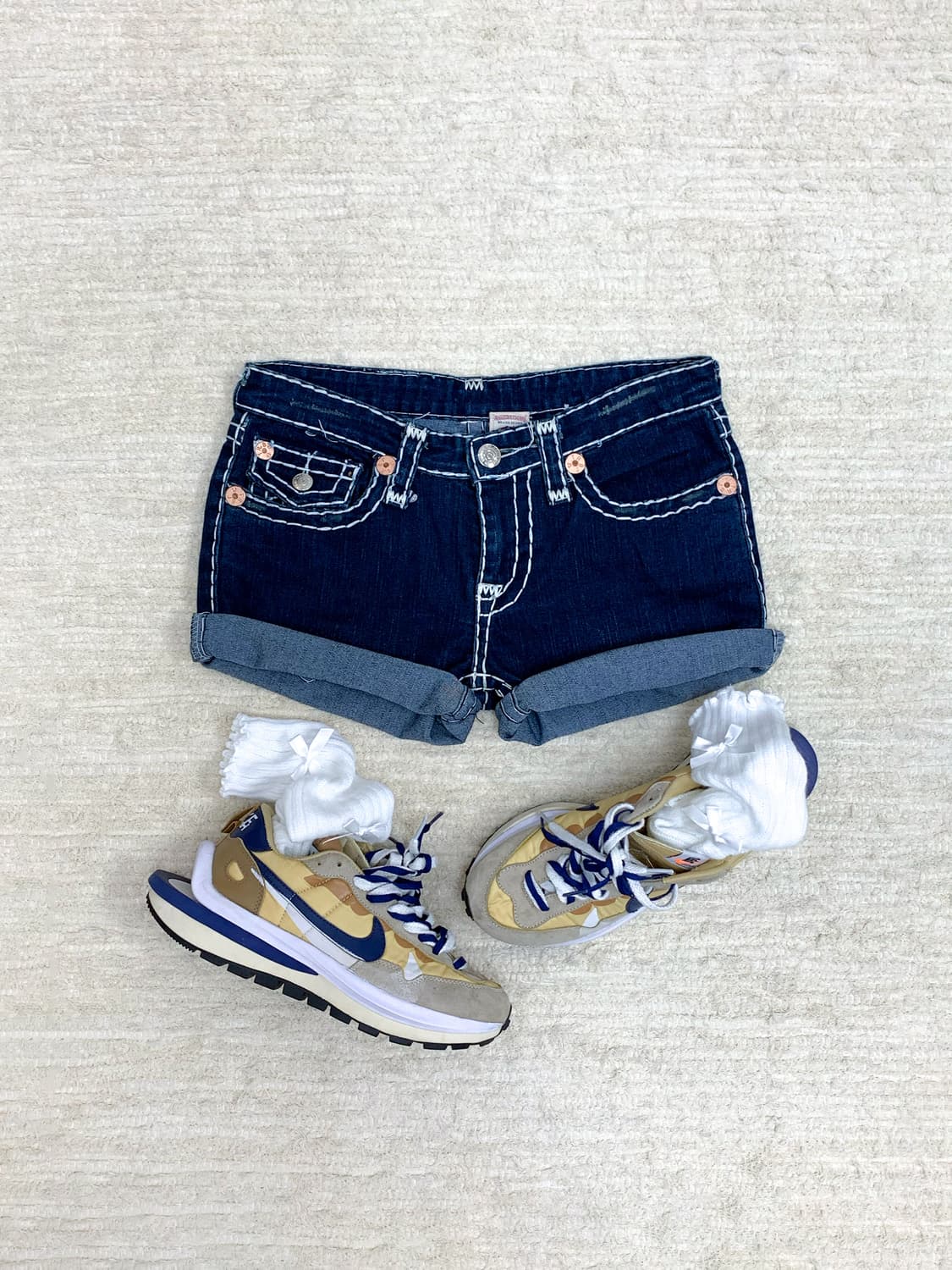 TRUE RELIGION White Stitch Shorts 상품이미지1