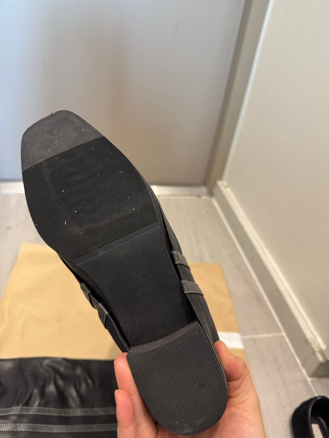 루즈슬립오버 허그 카우 레더부츠 챠콜 상품이미지5