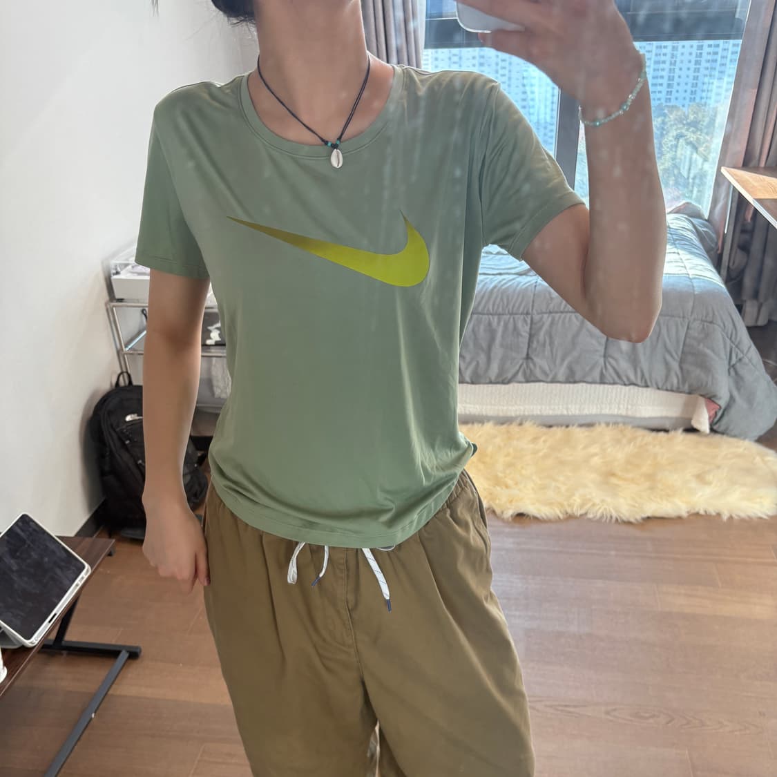 나이키 로고 그린 카키 슬림핏 기능성 반팔 티 상품이미지2