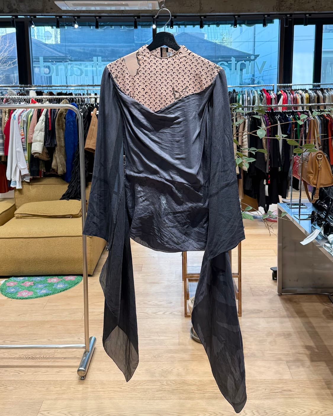 마린세르 골드라인 베이지 차콜 실크 랩 탑  상품이미지1