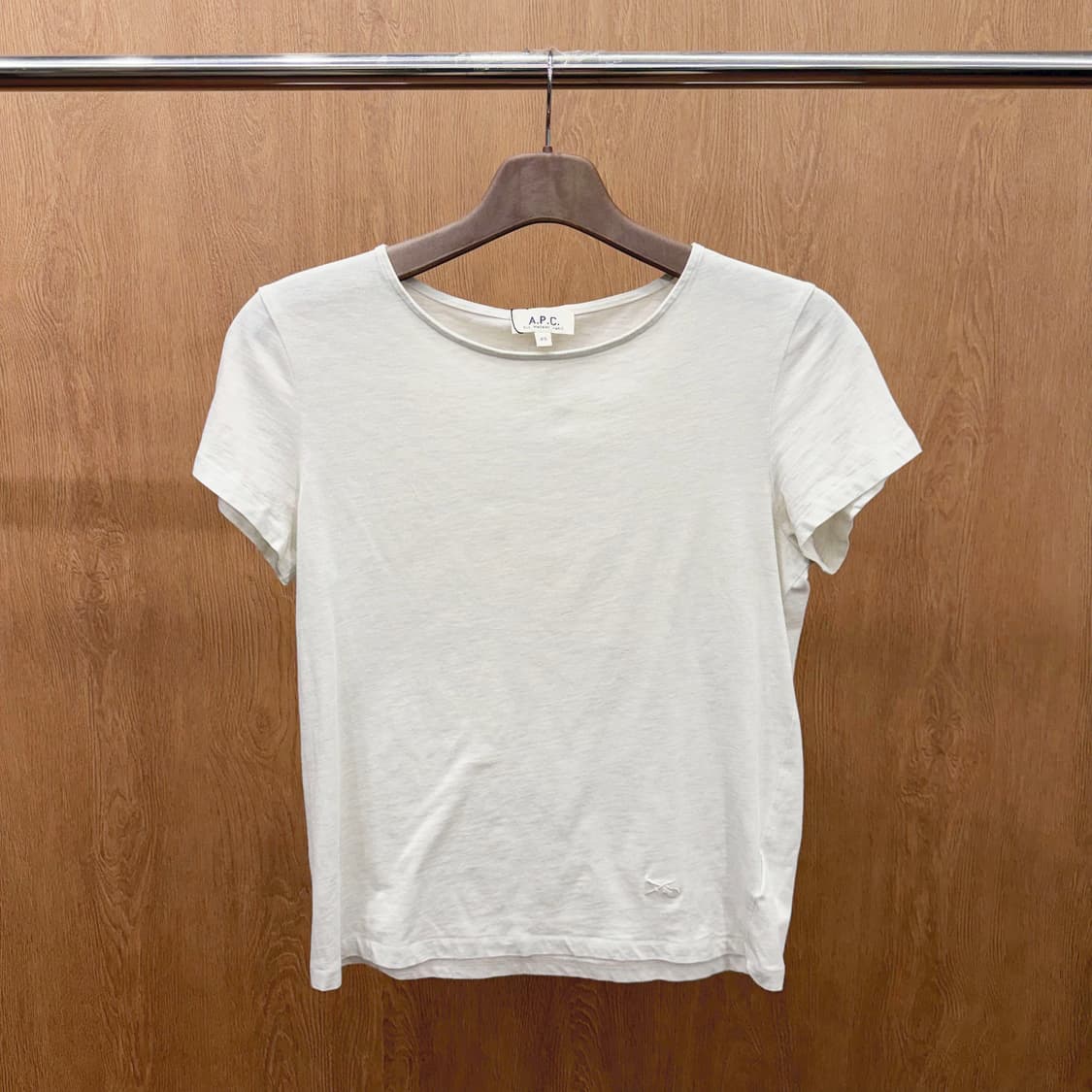 아페쎄 코튼 반팔 티셔츠 미니 자수 라운드넥 무지 디테일 레귤러핏 화이트 상품이미지2