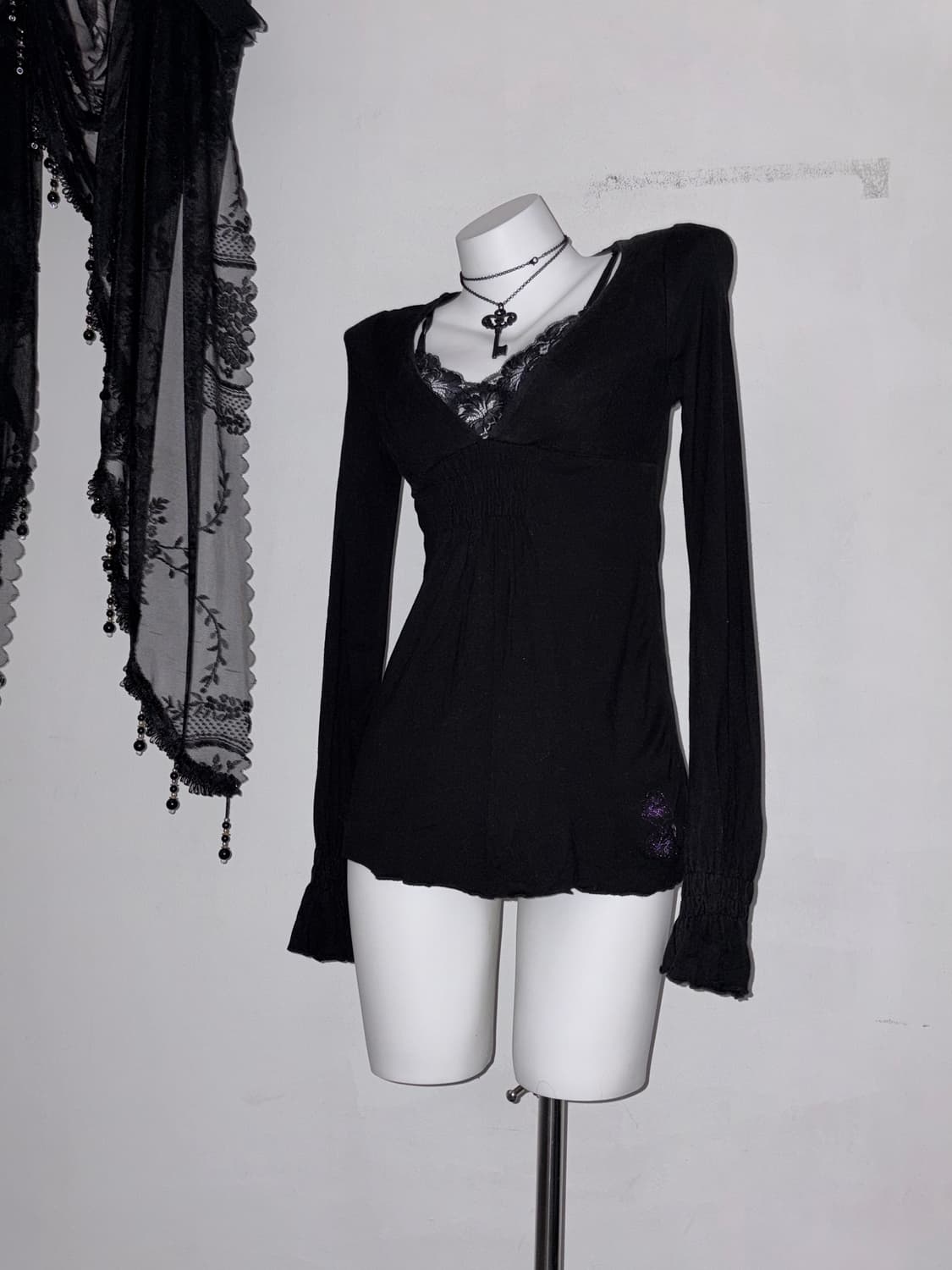 연말룩 추천) 딱붙 블랙 브이넥 탑 고스 고딕 블랙페미닌  상품이미지1