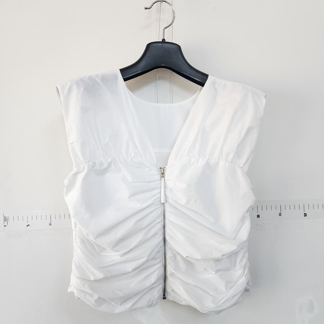 잇미샤 화이트 셔링 민소매 블라우스 상품이미지1