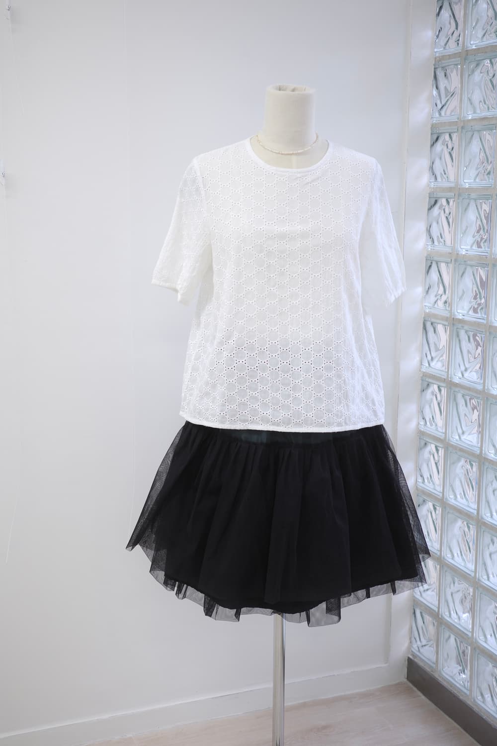 Dot white punching Blouse 상품이미지1