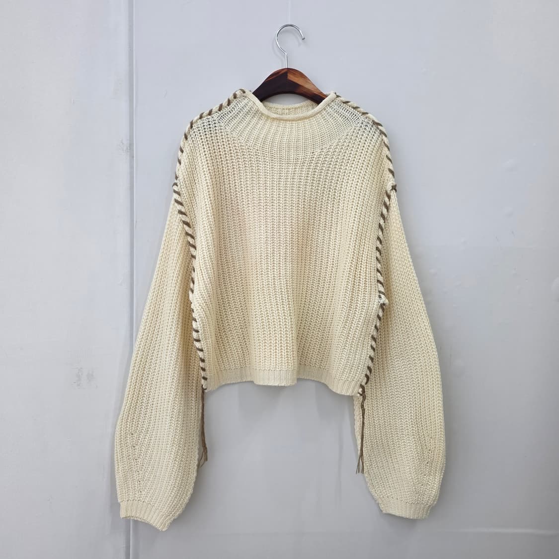 아이보리 배색 꼬임라인 루즈핏 니트 상품이미지1