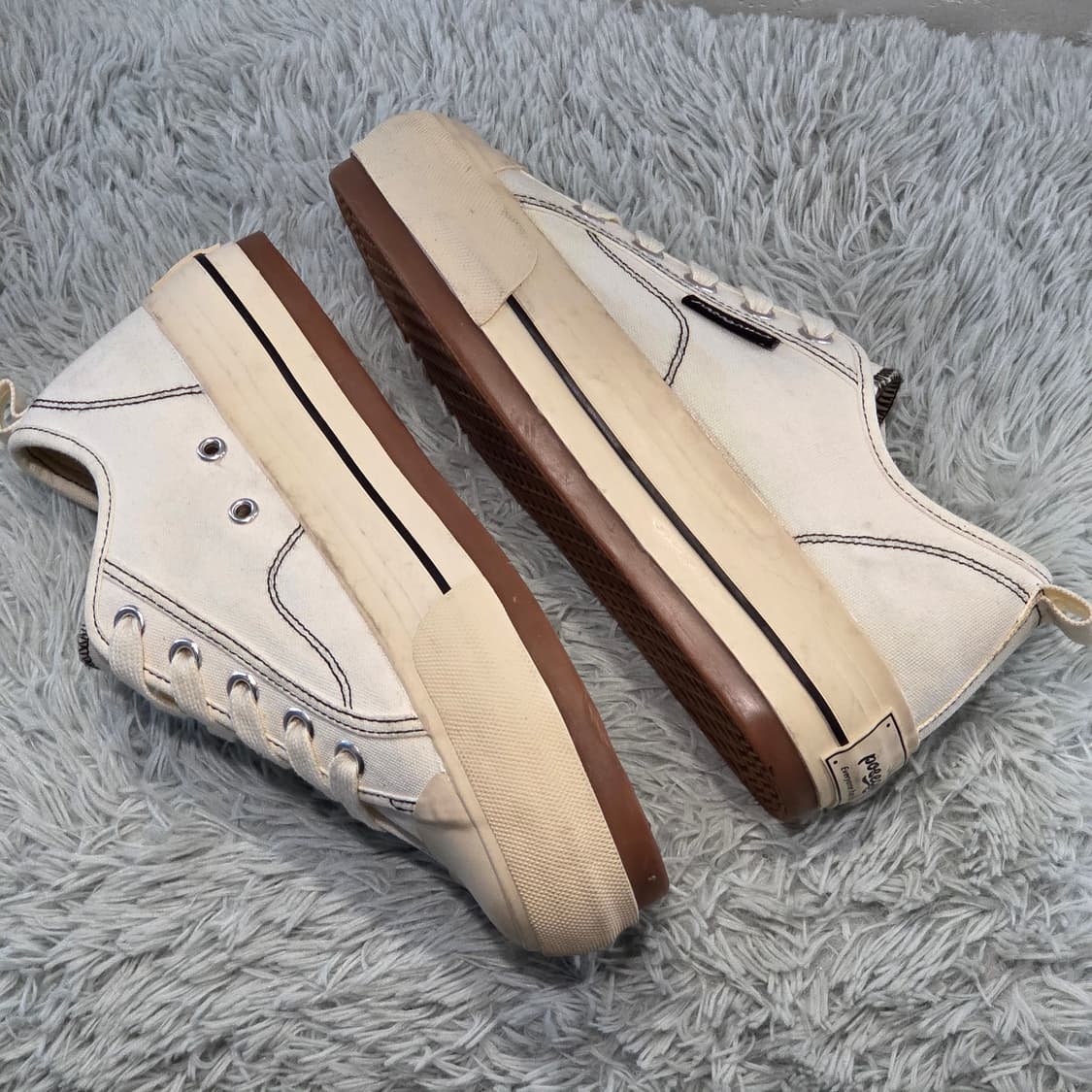 제품설명

클래식하면서도 데일리 활용도가 높은 아이보리 컬러의 로우 캔버 상품이미지8