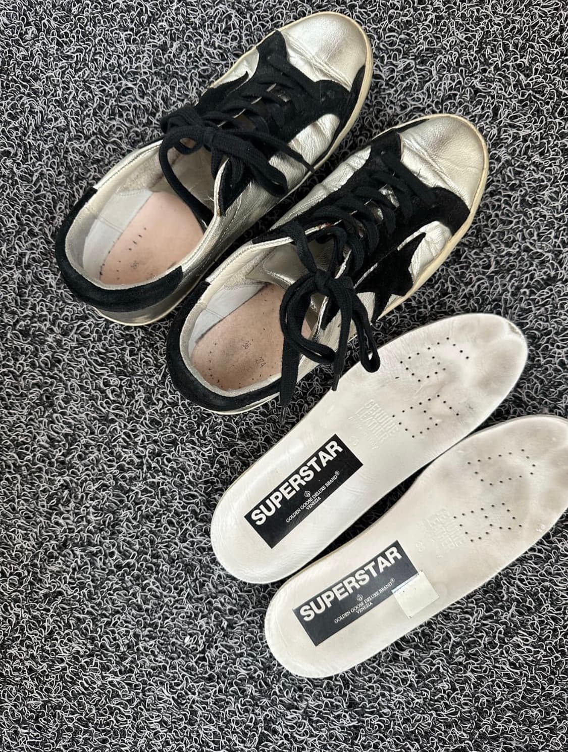 골든구스 슈퍼스타 실버 & 블랙 스웨이드 스니커즈 상품이미지5