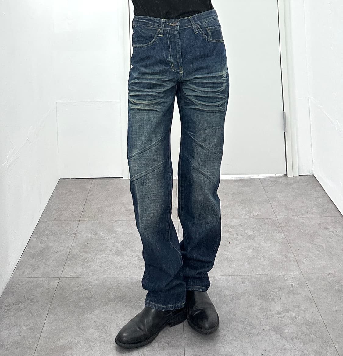 Studded Back Pocket Faded Denim Jeans 상품이미지3