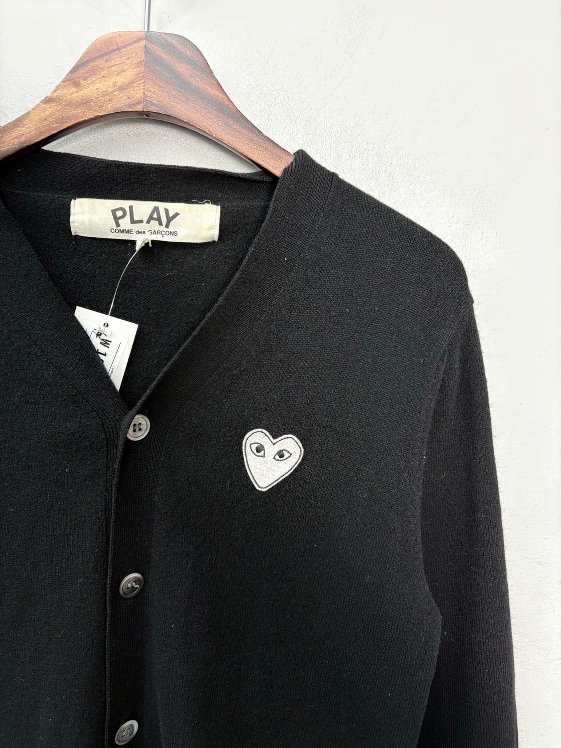 꼼데가르송 플레이 화이트 하트와펜 블랙 가디건 A3288 상품이미지3