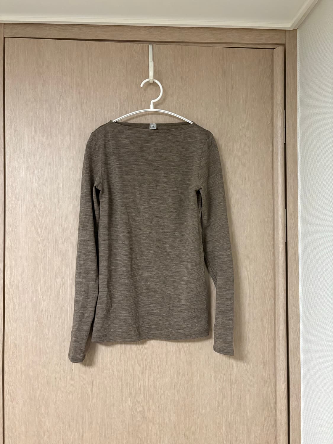 Toteme 울100 보트넥티셔츠 상품이미지1