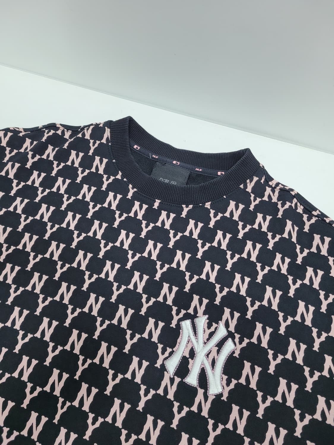MLB 21FW 엠엘비 뉴욕양키즈 모노그램 오버핏 맨투맨 / 100(L) 상품이미지3