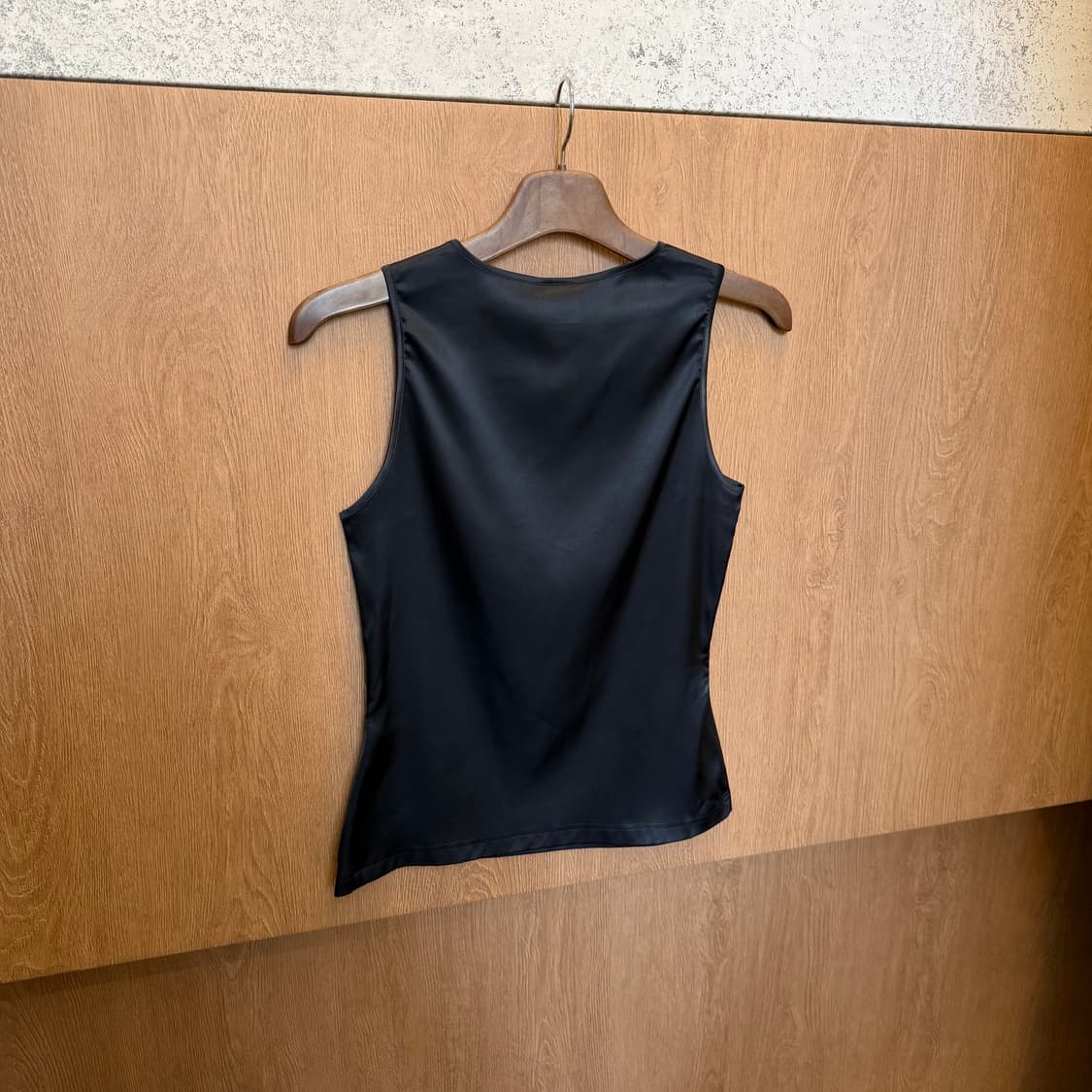 빈티지 라운드넥 슬리브리스 탑 절개 디테일 슬림핏 블랙 상품이미지2