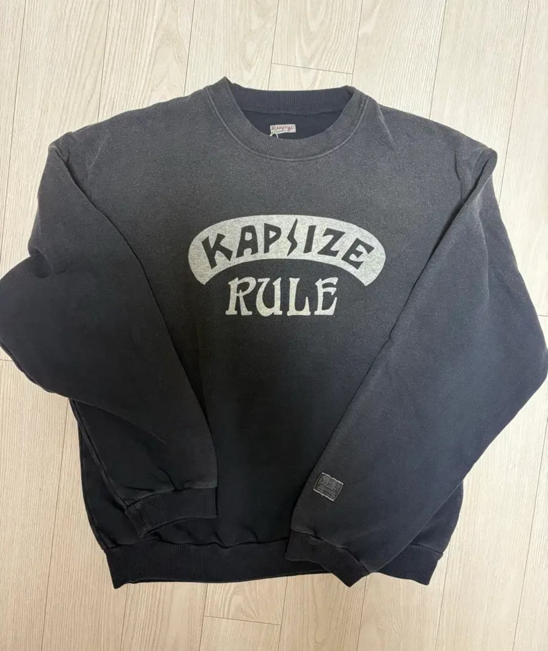 [5] 캐피탈 캡사이즈 룰 Pt 플리스 크루 스웨트셔츠 블랙 상품이미지1