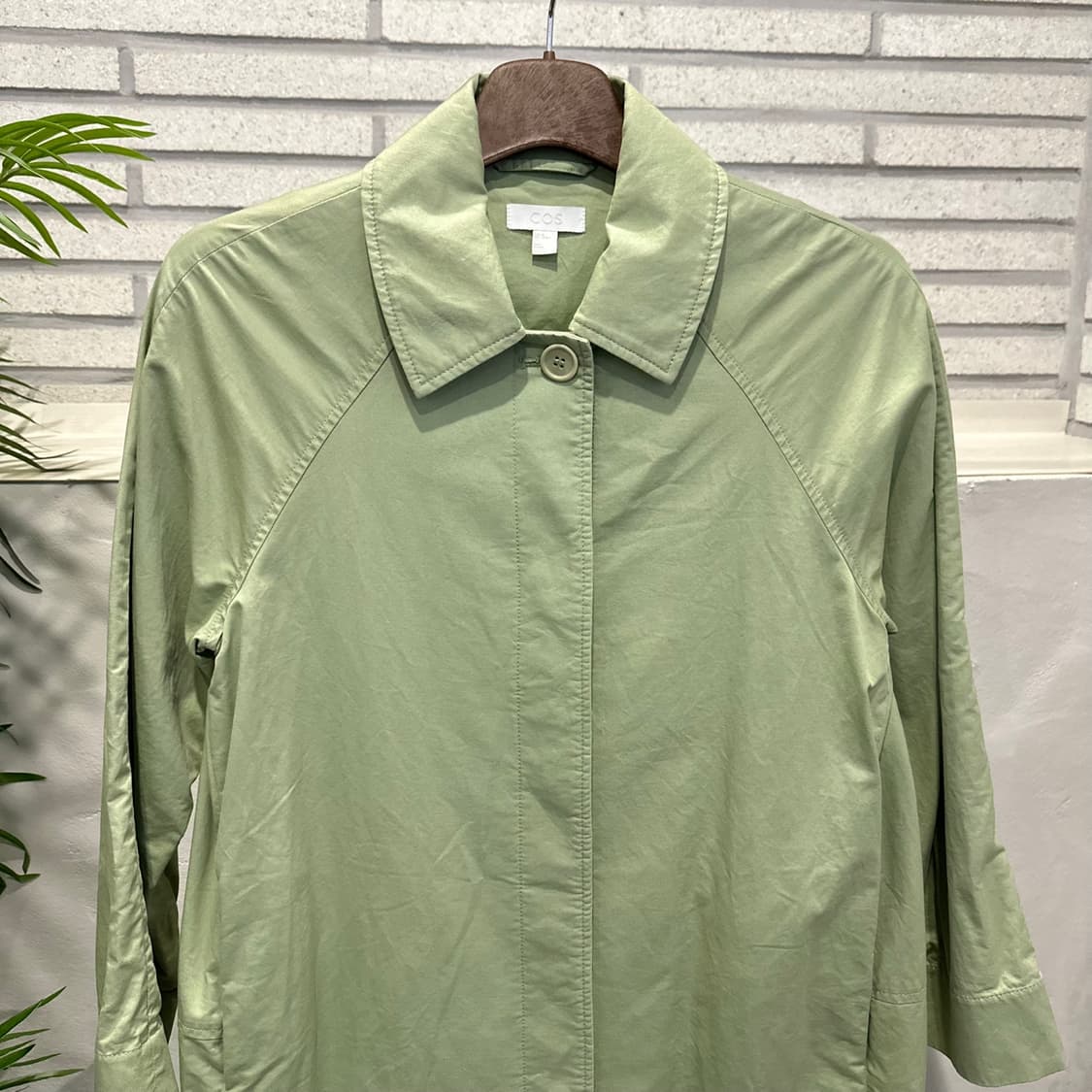 코스 카라넥 트렌치코트 레글런 히든버튼 투포켓 디테일 연그린 상품이미지4