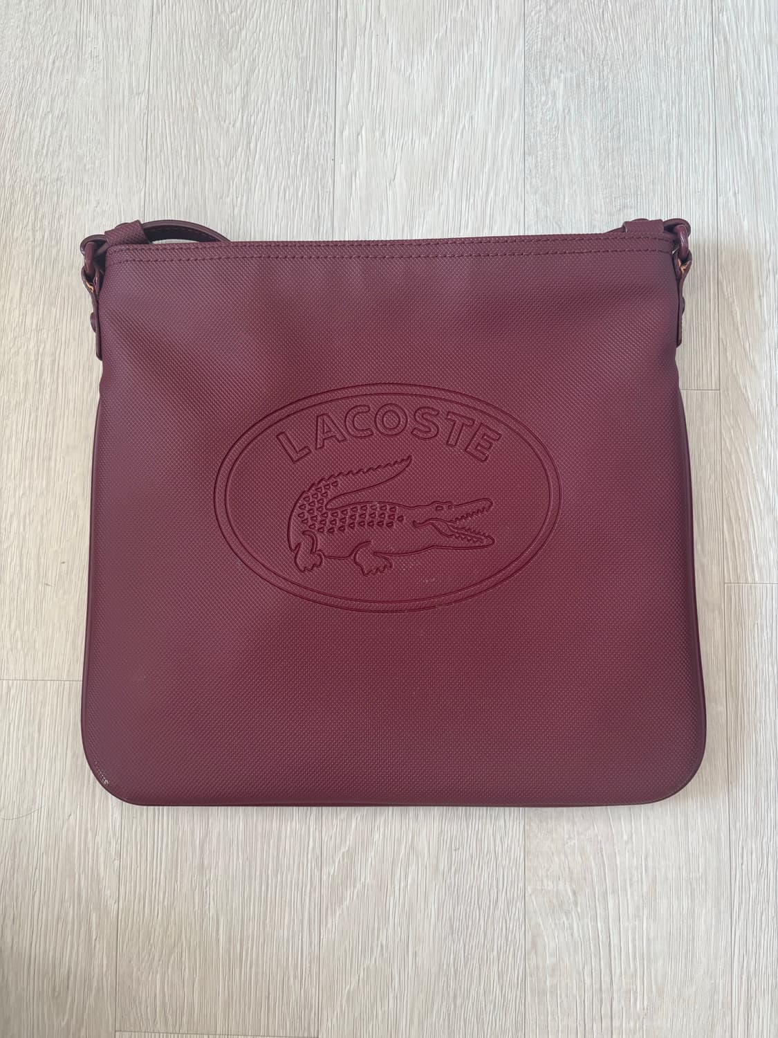 [라코스테 Lacoste] NEW CLASSIC 플랫 크로스백 (버건디) 상품이미지1