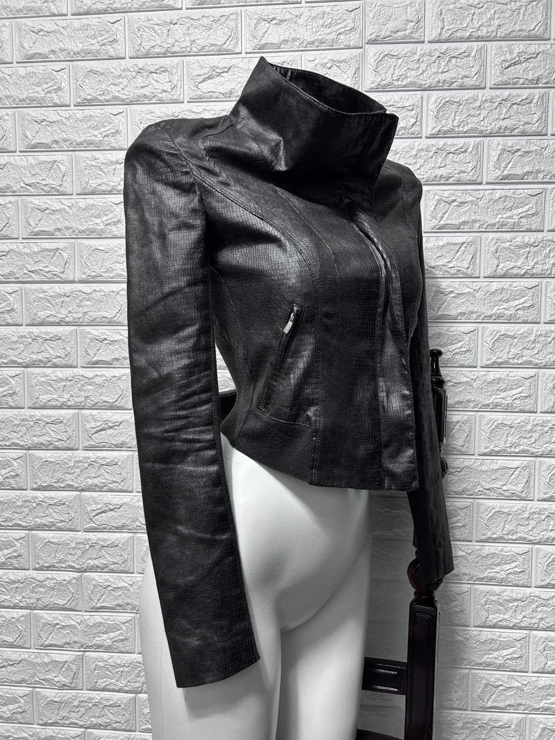 파이톤 드레이프 하이넥 레더 자켓 상품이미지3