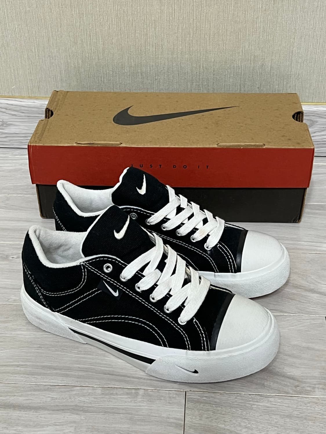 [새상품] 나이키 허모사 검흰 스티치 225 상품이미지2