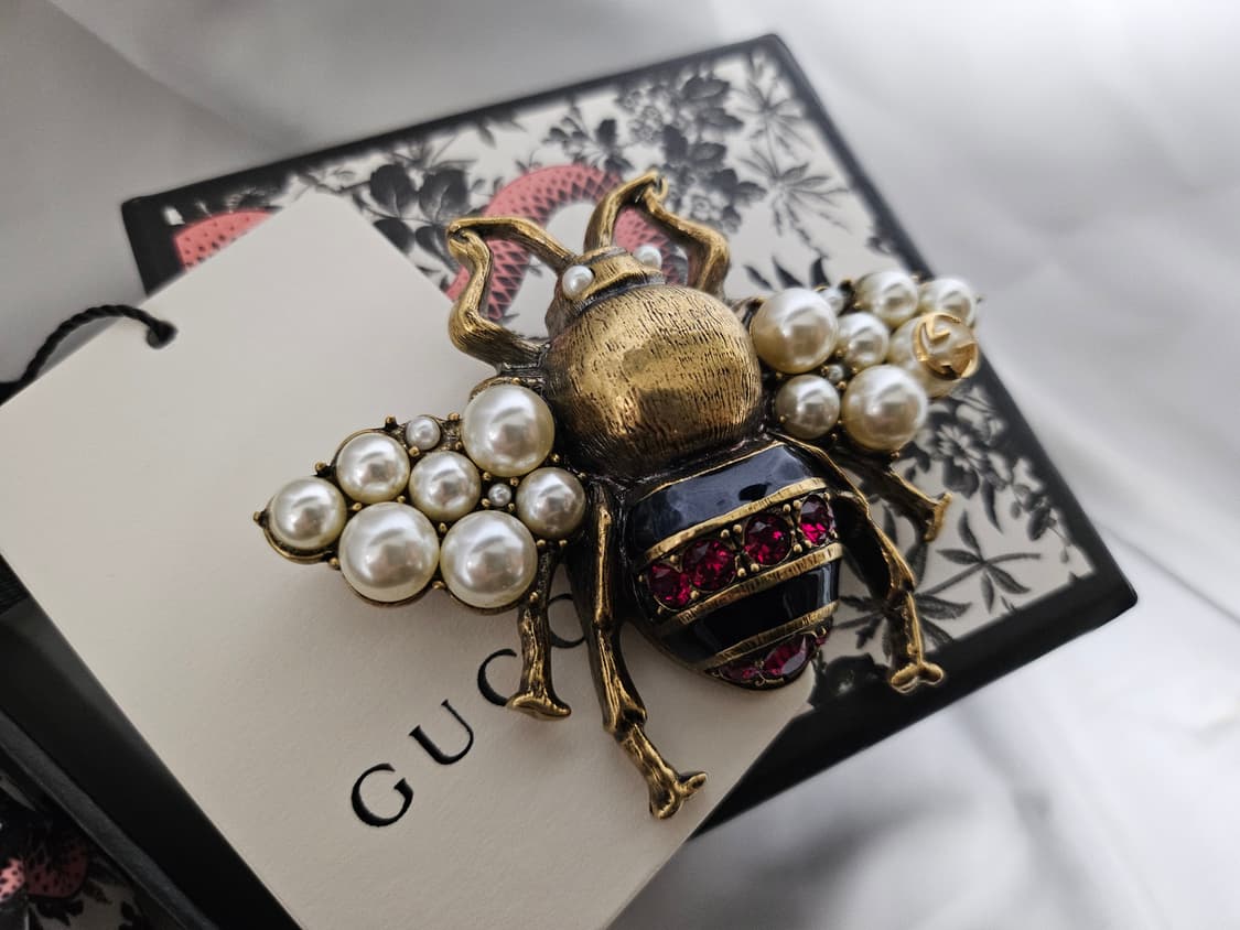 
구찌 크리스털 및 펄 디테일의 벌 모양 브로치
 상품이미지6
