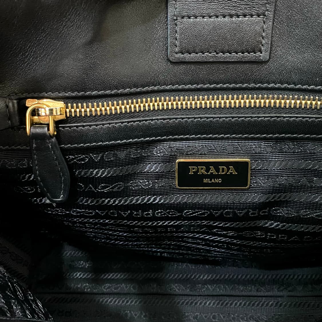 프라다 메탈로고 사피아노 토트백 크로스백 블랙 1BA163 상품이미지8