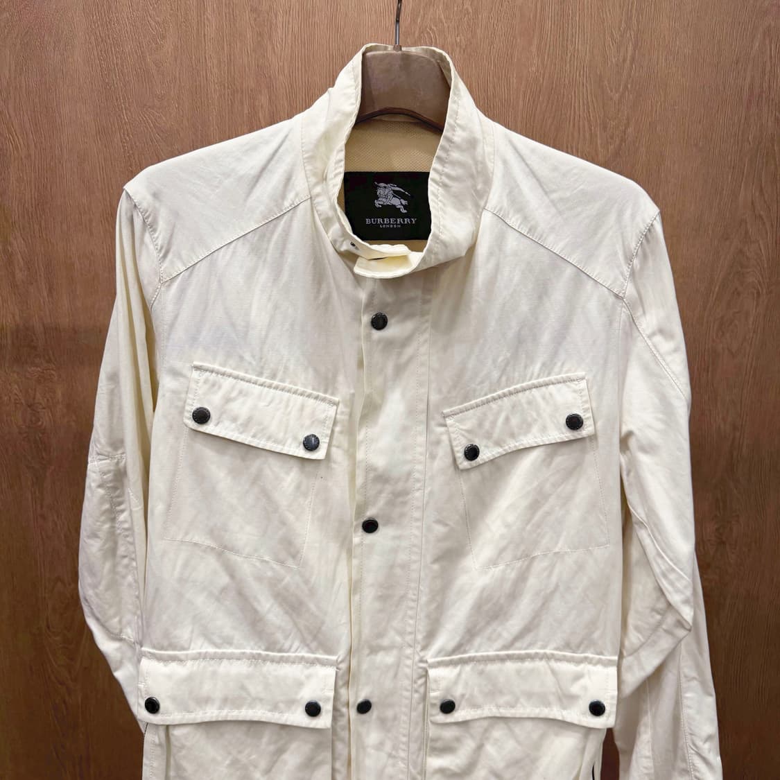 버버리 런던 하이넥 유틸리티 필드 자켓 사이드 벨트 버클 디테일 아이보리 상품이미지4