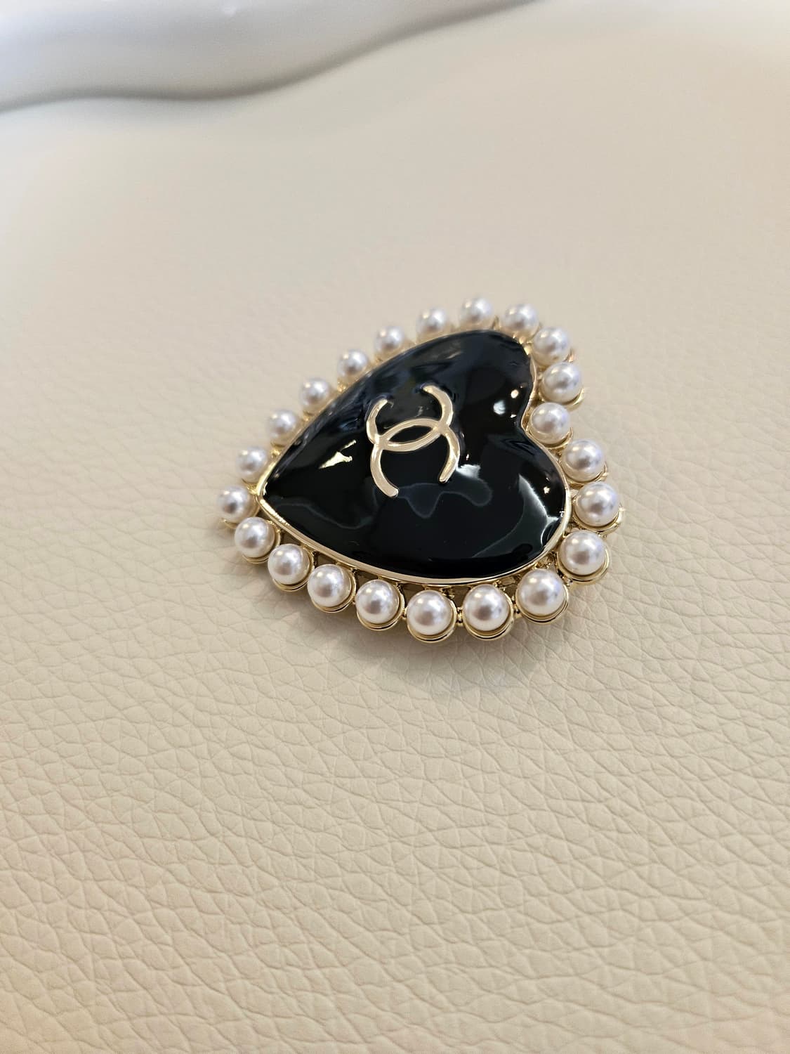 샤넬 블랙하트 진주장식 CC로고 브로치 업사이클링 상품이미지5