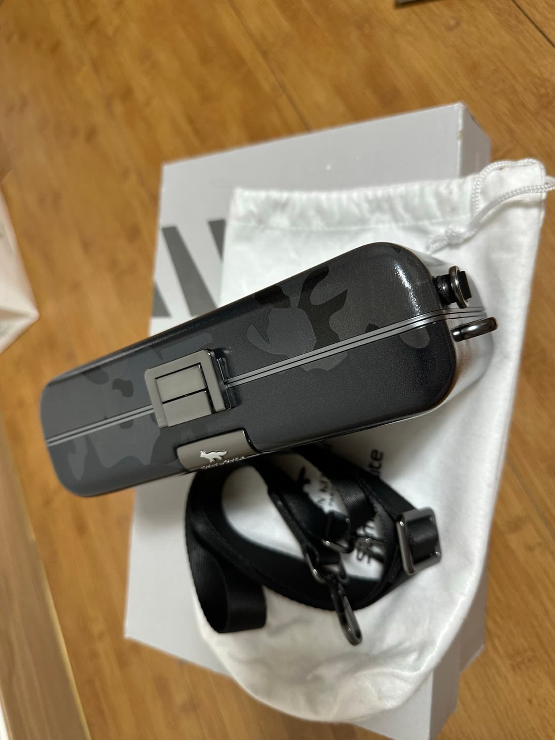 메종키츠네 x 쌤소나이트 카모플라쥬 하드 케이스 크로스바디백 상품이미지2