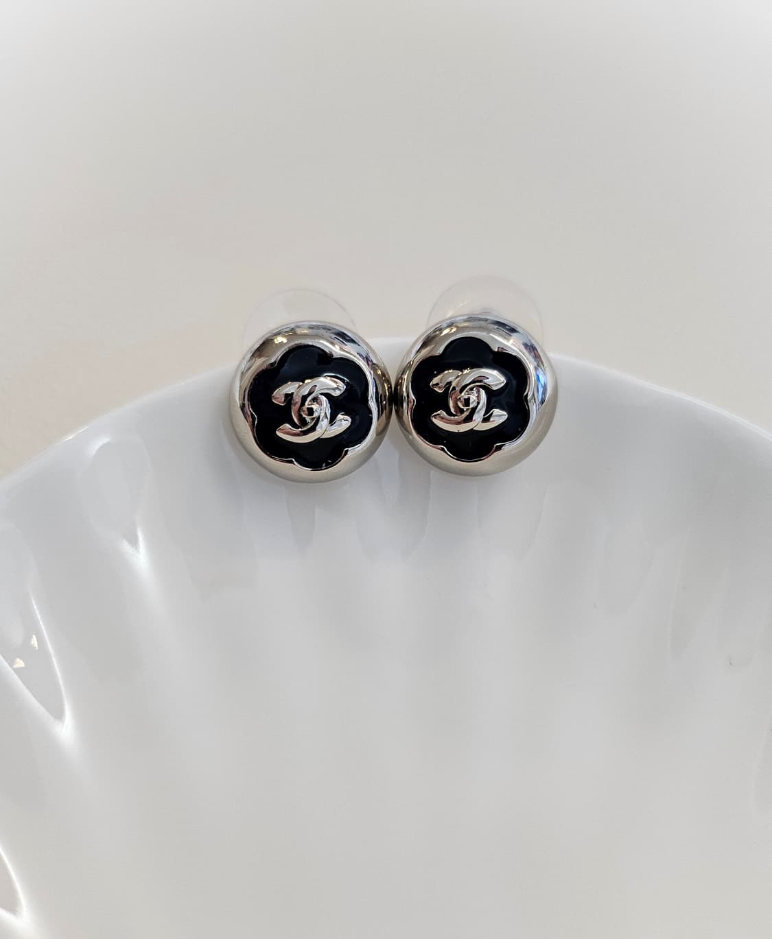 샤넬 블랙 투톤 까멜리아 CC 턴락 볼 귀걸이 업사이클링 상품이미지1