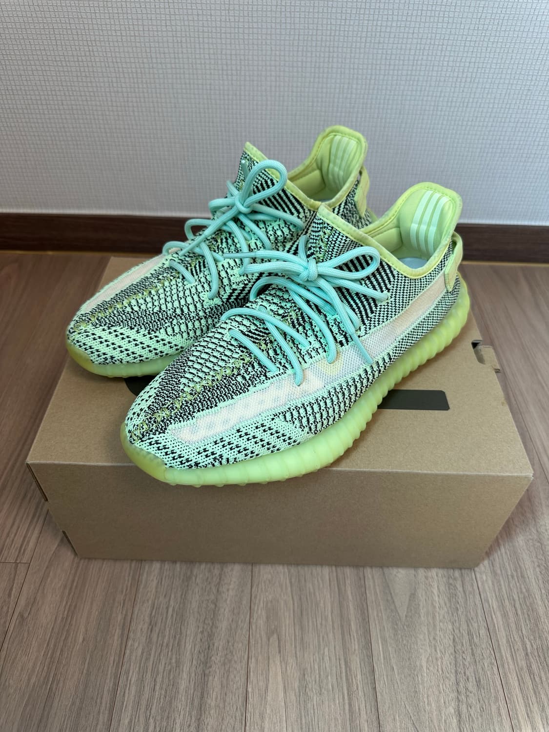 285 아디다스 이지 부스트 350 V2 이즈릴 - 논리플렉티브 상품이미지1