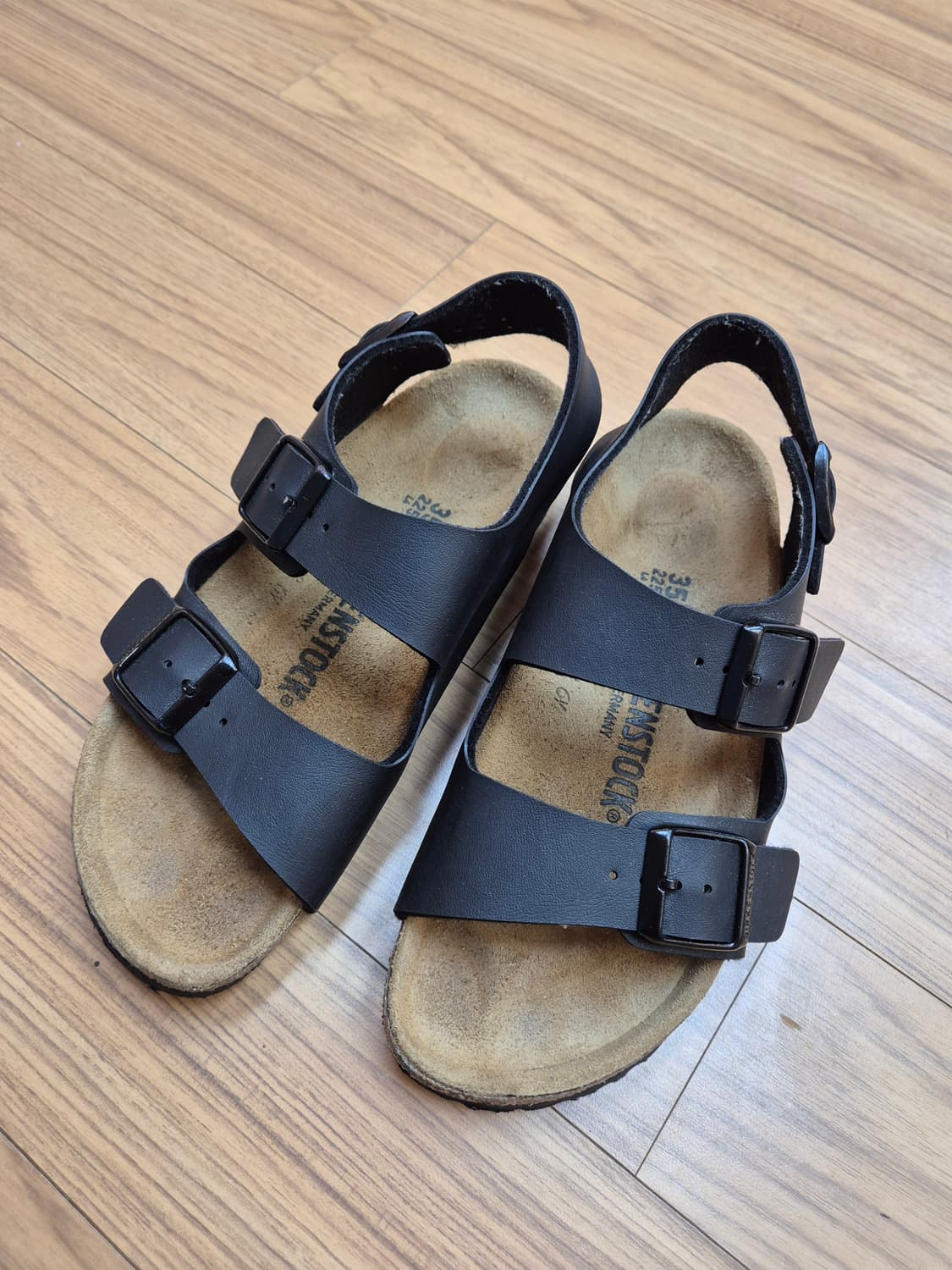 225mm 버켄스탁 밀라노 블랙 샌들입니다. 전체적으로 사용감 있는 제품 상품이미지1