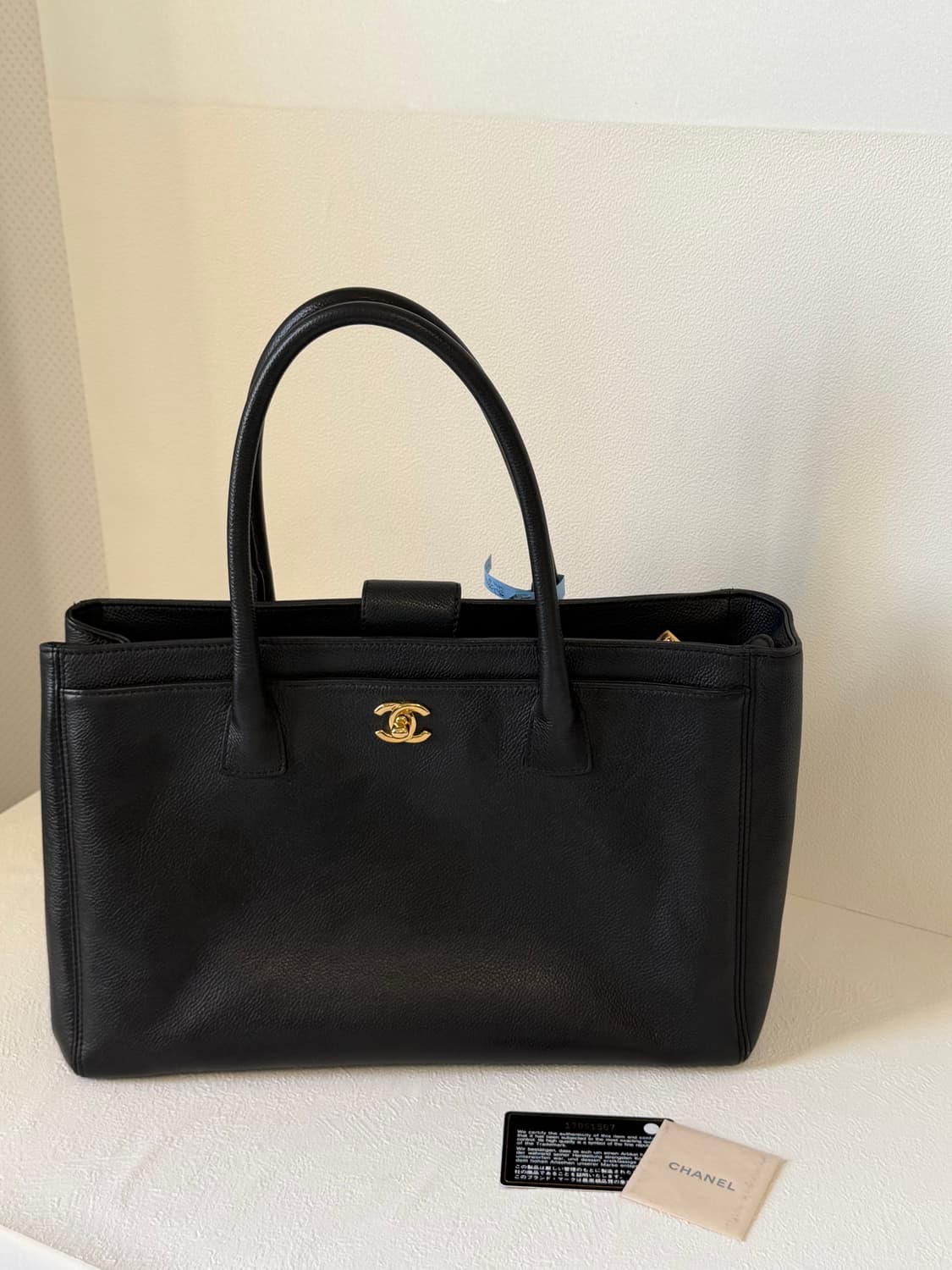 샤넬 블랙 서프백 가죽 토트백 금장 로고 상품이미지7