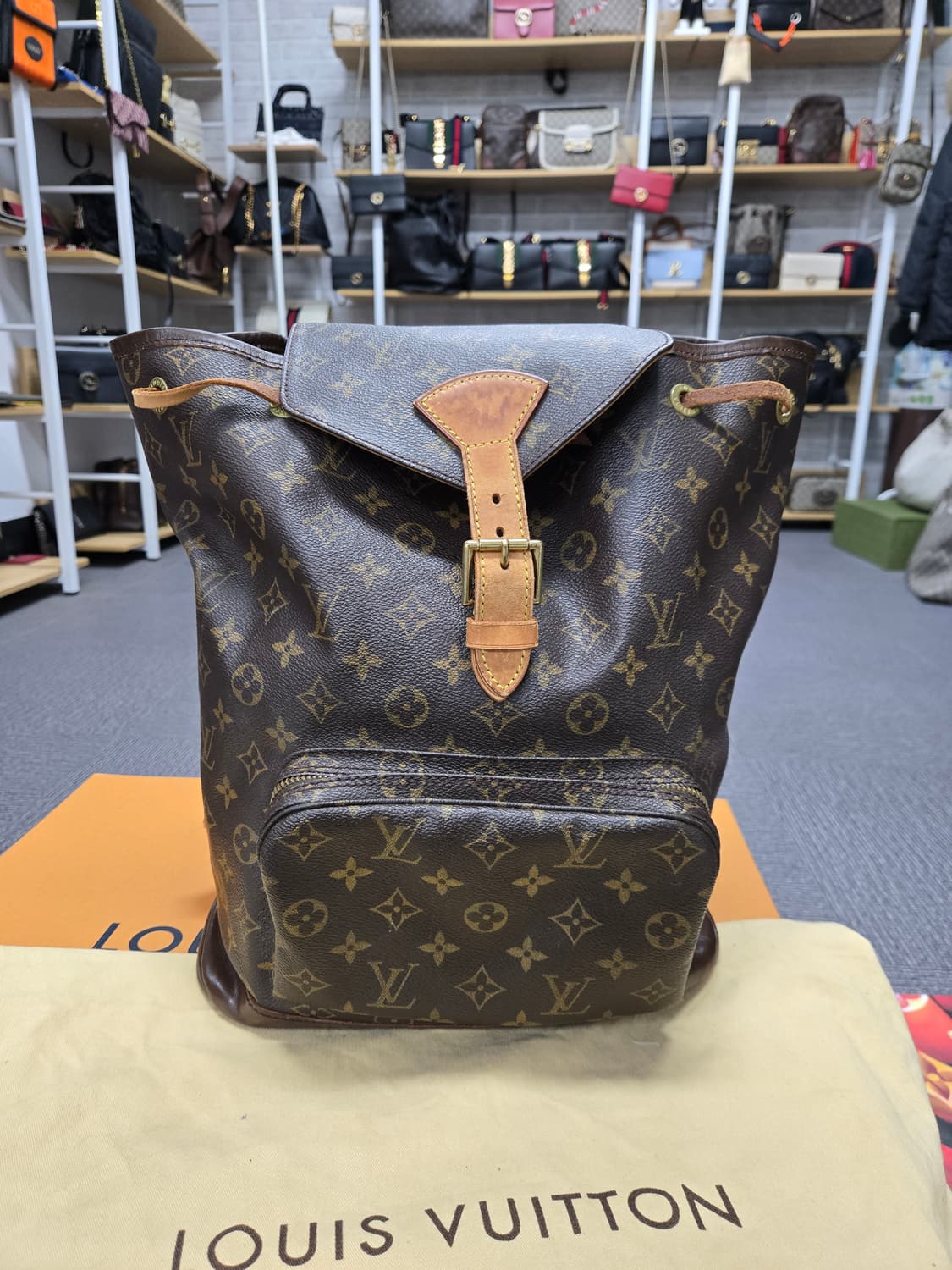 [특가][정품] 루리비통 몽수리 백팩 상품이미지1