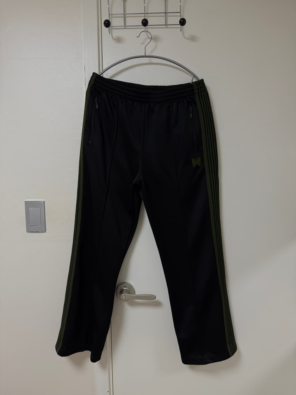 (L) 니들스 블랙 올리브 스트레이트 트랙팬츠 상품이미지1